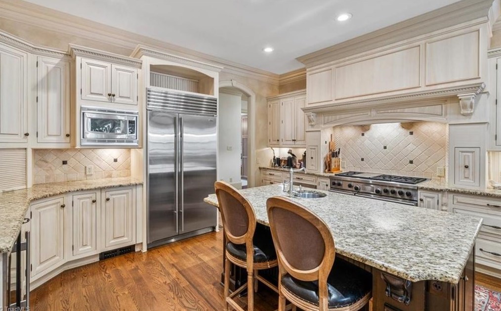 910 Sunset Dr, Greensboro NC 27408-7213 exterior