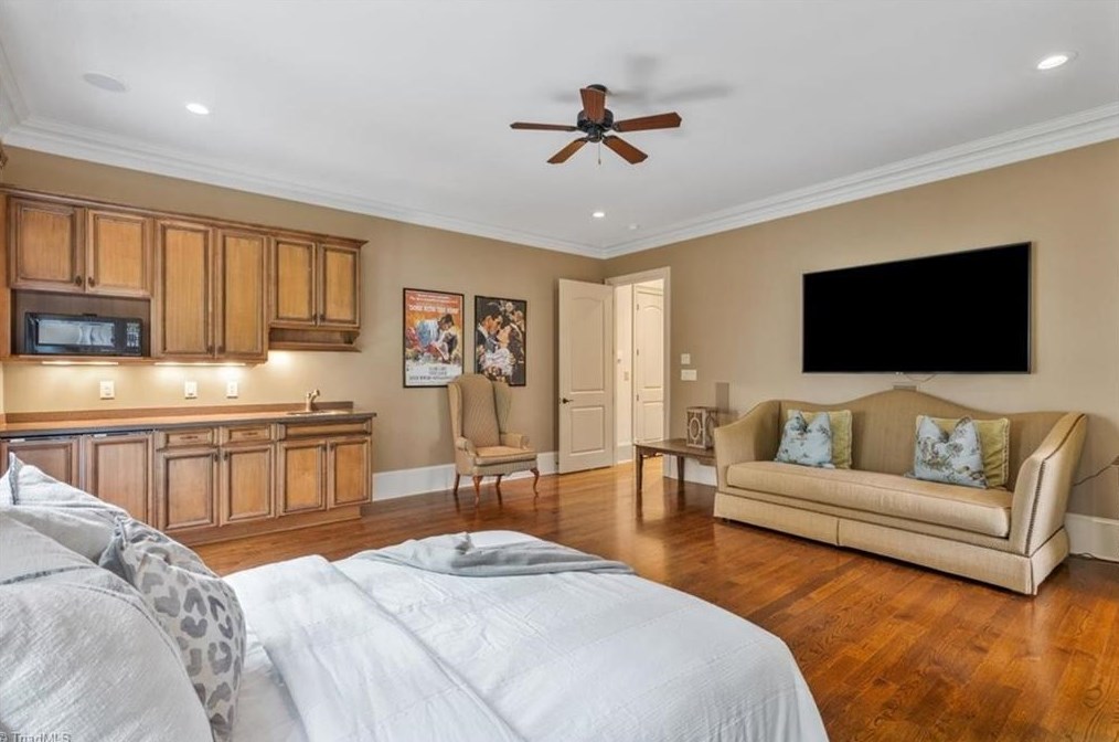 910 Sunset Dr, Greensboro NC 27408-7213 exterior