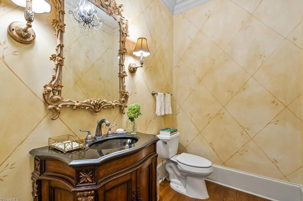 910 Sunset Dr, Greensboro NC 27408-7213 exterior