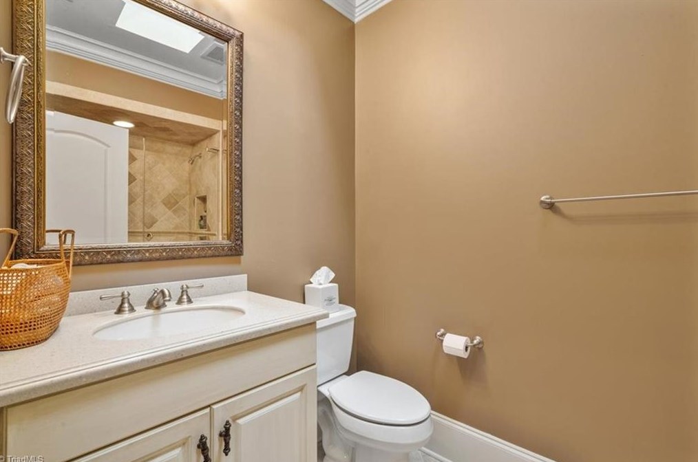 910 Sunset Dr, Greensboro NC 27408-7213 exterior