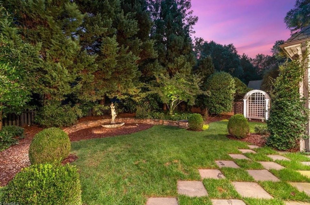 910 Sunset Dr, Greensboro NC 27408-7213 exterior