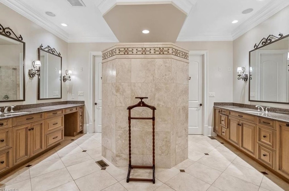 910 Sunset Dr, Greensboro NC 27408-7213 exterior