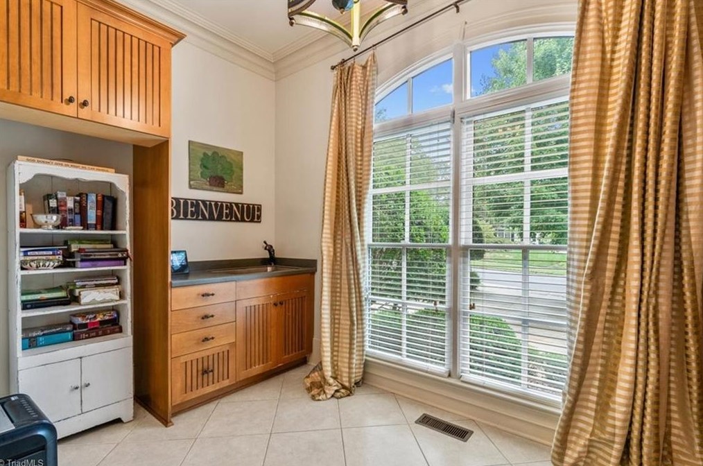 910 Sunset Dr, Greensboro NC 27408-7213 exterior