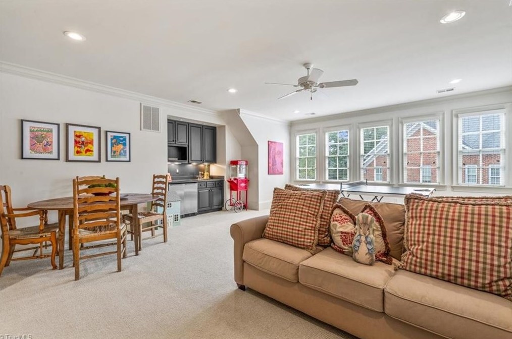 910 Sunset Dr, Greensboro NC 27408-7213 exterior