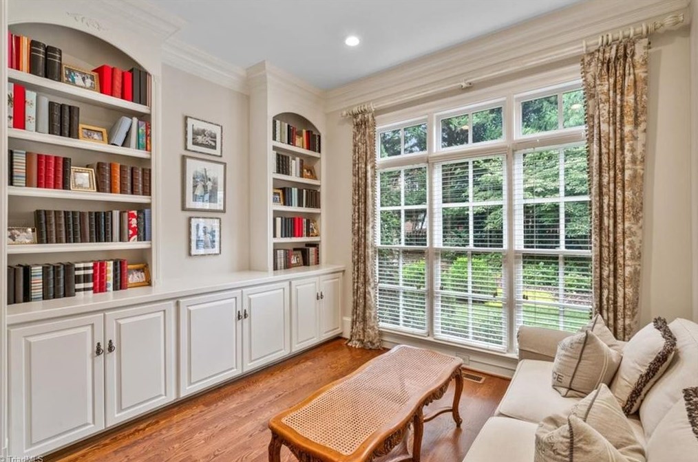 910 Sunset Dr, Greensboro NC 27408-7213 exterior