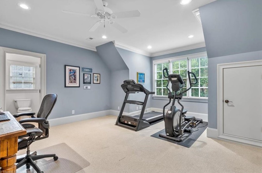 910 Sunset Dr, Greensboro NC 27408-7213 exterior