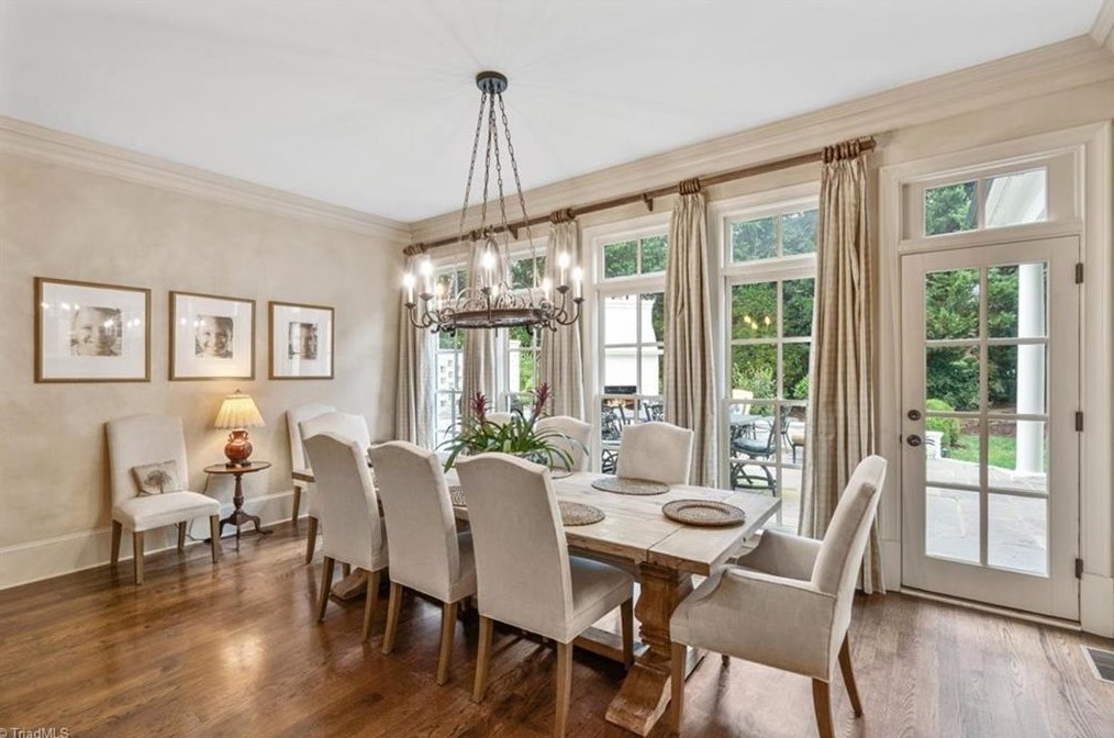 910 Sunset Dr, Greensboro NC 27408-7213 exterior