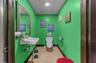 1501 Upland Dr, Greensboro, NC 27405 - Photo 21