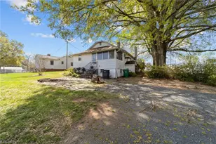 313 King St, King, NC 27021 - Photo 9