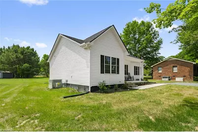 530 E Raleigh Avenue, Liberty, NC 27298 - Photo 3