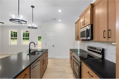 512 Carolina Avenue, Yadkinville, NC 27055 - Photo 13