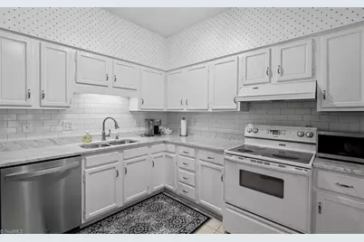 10 Fountain Manor Drive #B, Greensboro, NC 27405 - Photo 17