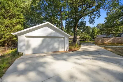 940 N Peace Haven Road, Winston-Salem, NC 27104 - Photo 23