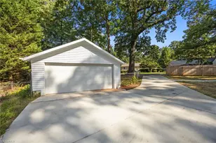 940 N Peace Haven Rd, Winston-Salem, NC 27104 - Photo 23