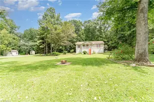 634 E Swannanoa Ave, Liberty, NC 27298 - Photo 5