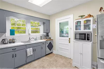 910 E Dayton Avenue, High Point, NC 27262 - Photo 17