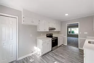 18 Park Village Ln, Greensboro, NC 27455 - Photo 9