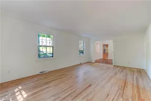 42 Kemp Rd E, Greensboro, NC 27410 - Photo 9