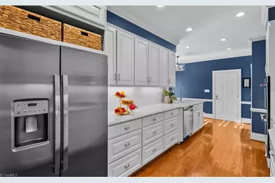 2 Saint Augustine Square, Greensboro, NC 27408 - Photo 9