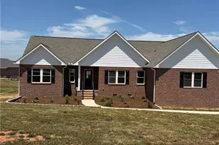 130 Oak Pointe Ln, Wilkesboro, NC 28697 - Photo 3