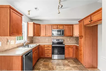 1522 Hamilton Hills Drive, Greensboro, NC 27406 - Photo 7