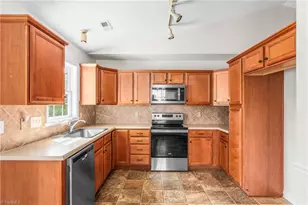 1522 Hamilton Hills Dr, Greensboro, NC 27406 - Photo 7