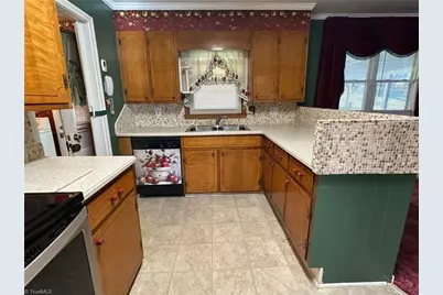 14 Windsor Circle, Thomasville, NC 27360 - Photo 5