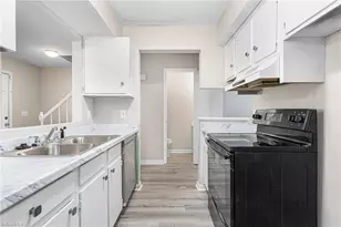 319 E Montcastle Dr, Greensboro, NC 27406 - Photo 9