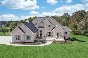 202 Canterbury Dr, North Wilkesboro, NC 28659 - Photo 1