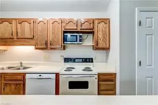 5934 Friendly Ave, Greensboro, NC 27410 - Photo 9