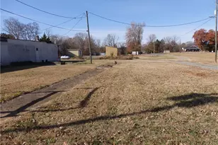 166 S Main St, Denton, NC 27239 - Photo 3