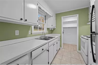 2403 Four Seasons Boulevard, Greensboro, NC 27407 - Photo 15