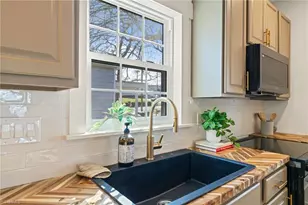 207 W Holt St, Burlington, NC 27217 - Photo 11