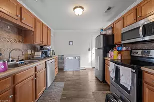 3703 Sherbourne Ln, Greensboro, NC 27405 - Photo 9