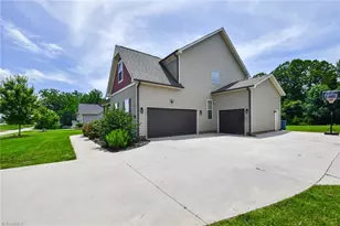 406 Fairmile Dr, Greensboro, NC 27455 - Photo 3