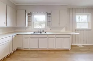 323 Coltrane Ave, High Point, NC 27260 - Photo 9