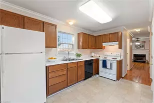 15 Wimbledon Ln, Greensboro, NC 27455 - Photo 9