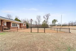 896 Knowles Rd, Reidsville, NC 27320 - Photo 3