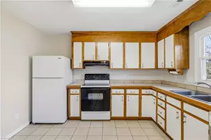 4 Wakerobin Ct, Greensboro, NC 27407 - Photo 9