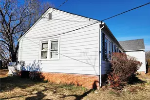 916 Liberty Dr, Thomasville, NC 27360 - Photo 3