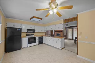 3221 Oakridge Dr, Graham, NC 27253 - Photo 9