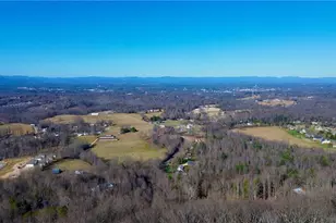 1148 Town N Country Dr, Wilkesboro, NC 28697 - Photo 3