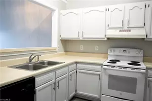 3131 Woodpoint St, Jamestown, NC 27282 - Photo 9