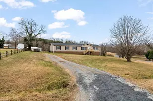 1058 Pearl Ct, Randleman, NC 27317 - Photo 3