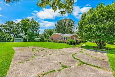 300 E Lee Avenue, Yadkinville, NC 27055 - Photo 37