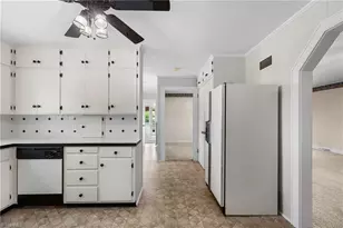 300 E Lee Ave, Yadkinville, NC 27055 - Photo 13