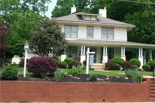 216 W Hunter St, Madison, NC 27025 - Photo 1