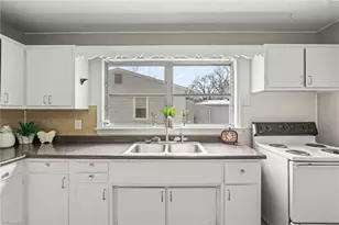 1129 Bridges Dr, High Point, NC 27262 - Photo 7