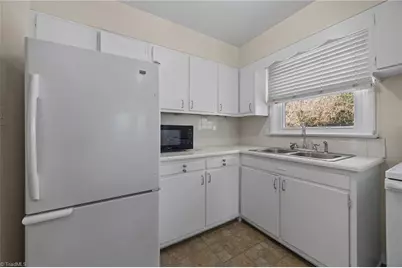 613 Woodridge Lane, High Point, NC 27262 - Photo 9