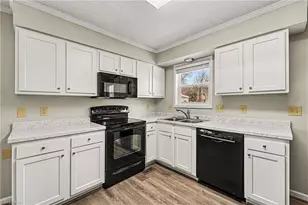 3801 Pineway Dr, Greensboro, NC 27405 - Photo 9